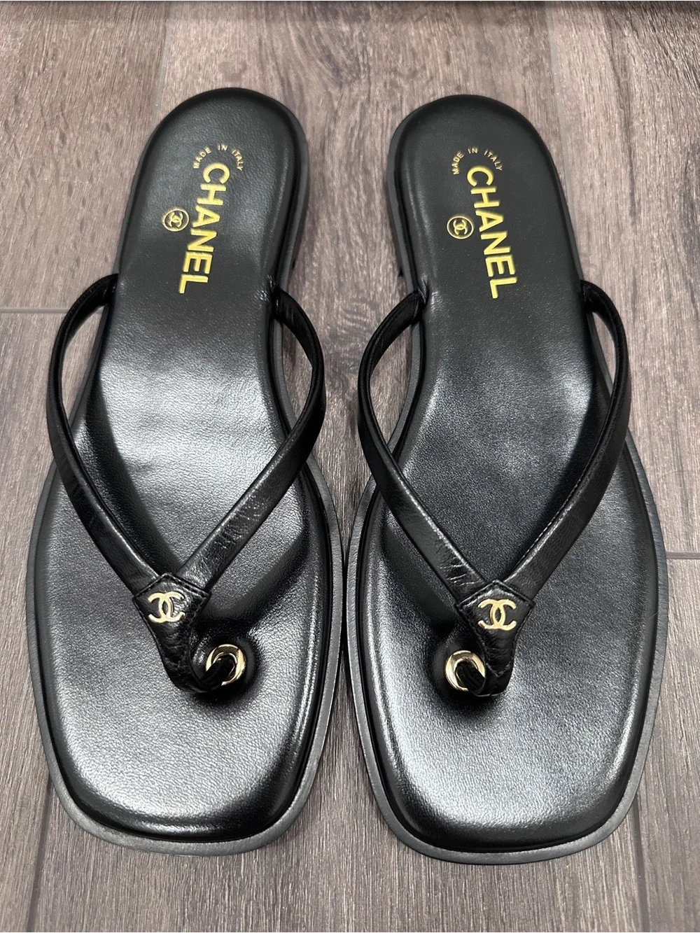 2026 CHANEL Black leather GOLD CC Logo FLIP FLOP Slides Flat Sandals 41.5C BLAZY